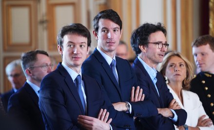Frederic Arnault (z lewej), Alexandre Arnault (w środku) i Antoine Arnault (z prawej) – trójka z pię