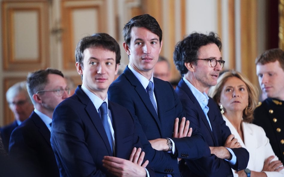 Frederic Arnault (z lewej), Alexandre Arnault (w środku) i Antoine Arnault (z prawej) – trójka z pię