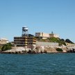 Prokurator generalna Pam Bondi zwiedza dawne więzienie Alcatraz i wyspę w Zatoce San Francisco, na k