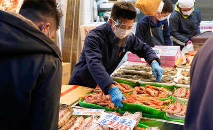 Paszporty covidowe w sklepach? Plan rządu Japonii