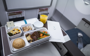 Linie lotnicze wyrzucają szokująco dużo żywności. Dlaczego muszą to robić?