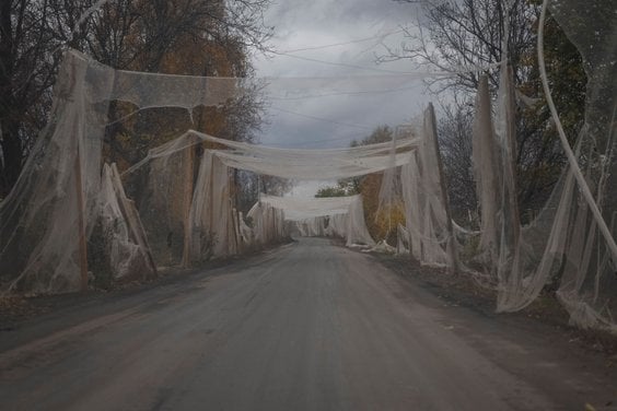 Siatki antydronowe chronią drogę w przyfrontowej Konstantynówce, fotografia z 1 listopada