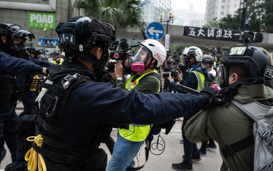 Hongkong: Po służbie wspierał protesty. Policjant został aresztowany