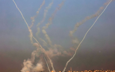 Zdjęcie zrobione z południowej Strefy Gazy. Rakiety wystrzelone w kierunku Izraela 4 grudnia 2023 r.