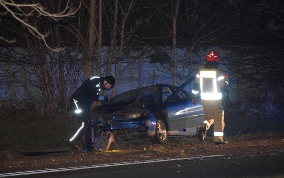 Kierowca tego samochodu potrącił w piątek dwóch chłopców na rowerach. Jeden z nich w nocy zmarł.