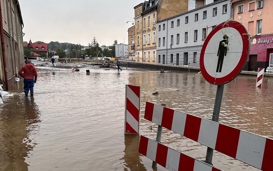 Zalane ulice w Głuchołazach podczas powodzi we wrześniu tego roku.