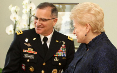Naczelny dowódca sił NATO w Europie generał Curtis Scaparrotti i prezydent Litwy Dalia Grybauskaite
