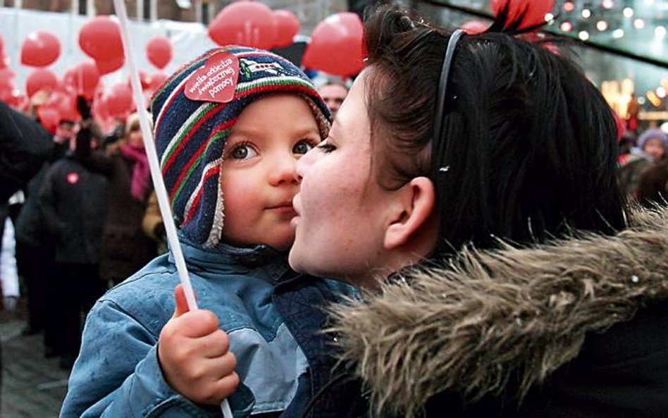 Krakowianie nie przestraszyli się pogody i tłumnie wyszli na Rynek Główny, by wesprzeć WOŚP