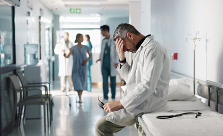 NIK: lekarz niechlubnym rekordzistą. Pracował bez przerwy 103 godziny