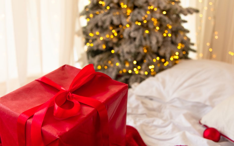 XTB udzielił się świąteczny klimat. Broker ruszył z akcją „Podaruj prezent”