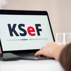 Do końca roku wystawiać faktur w KSeF nie muszą podatnicy mający sprzedaż brutto do 10 tys. zł miesi