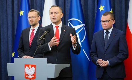 Prezydent RP Karol Nawrocki (C), szef gabinetu prezydenta Paweł Szefernaker (P) oraz szef Kancelarii