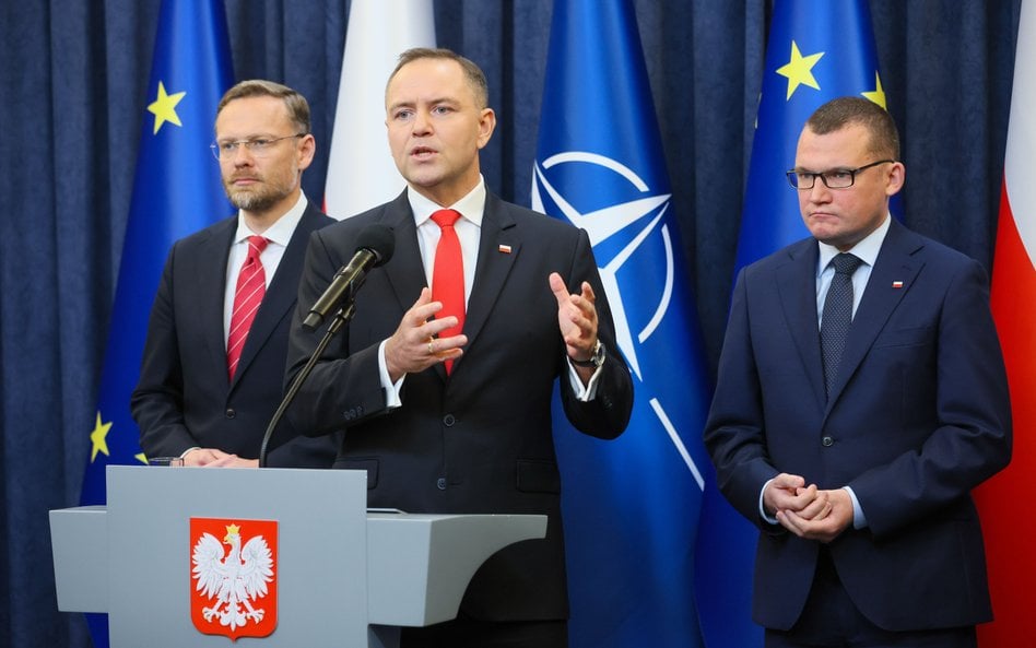 Prezydent RP Karol Nawrocki (C), szef gabinetu prezydenta Paweł Szefernaker (P) oraz szef Kancelarii