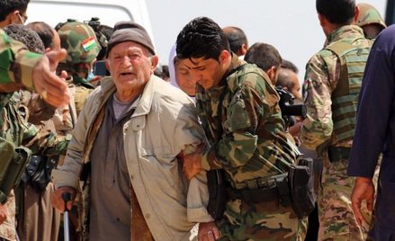 Jeden z uwolnionych dziś sędziwych jazydów. Pomaga mu Kurd z oddziału peszmergów