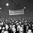Warszawa, 22 września 1938. Manifestacja antyczeska, domagająca się zwrotu Polsce Zaolzia; na transp