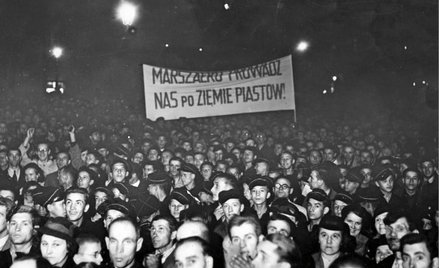 Warszawa, 22 września 1938. Manifestacja antyczeska, domagająca się zwrotu Polsce Zaolzia; na transp