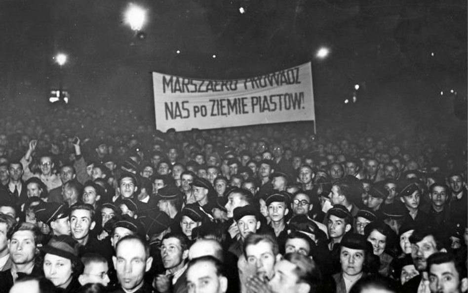 Warszawa, 22 września 1938. Manifestacja antyczeska, domagająca się zwrotu Polsce Zaolzia; na transp