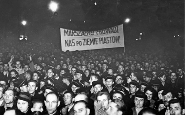 Warszawa, 22 września 1938. Manifestacja antyczeska, domagająca się zwrotu Polsce Zaolzia; na transp