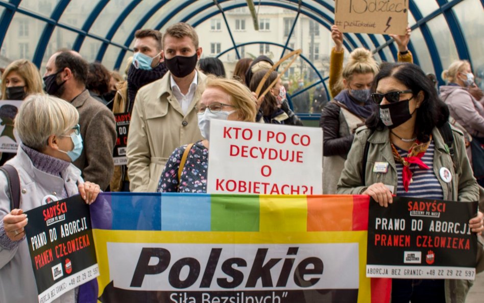 Strajk kobiet: Protesty przeciwko wyrokowi TK ws. aborcji