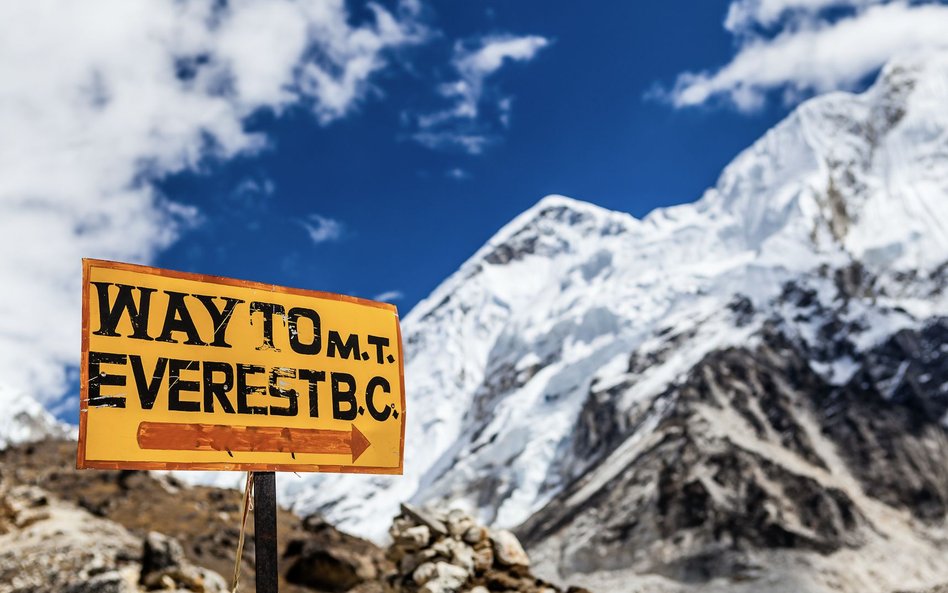 Mount Everest jest wyższy o niemal metr