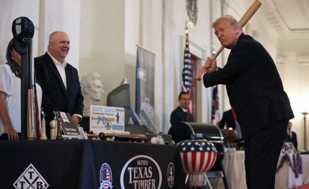 USA: Rekordowa liczba zakażeń w USA. Trump jedzie na pokaz fajerwerków