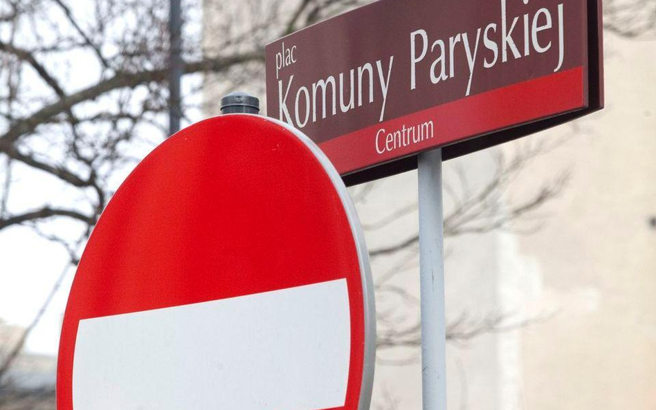 Zabrali pomnik i skwer Kaczyńskiemu. Okrzyki "zdrajcy" do byłych radnych PiS