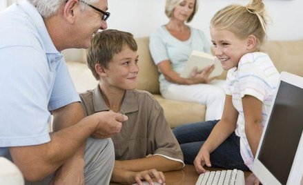 Kiedy w rodzinie jest wnuczek w wieku szkolnym, dziadko wiechętniej interesują się Internetem – uważ