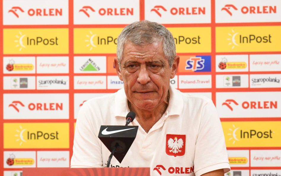 Trener piłkarskiej reprezentacji Polski Fernando Santos podczas konferencji prasowej w Tiranie