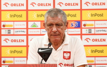 Trener piłkarskiej reprezentacji Polski Fernando Santos podczas konferencji prasowej w Tiranie