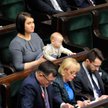 Posłanka Anna Maria Siarkowska z dzieckiem na sali sejmowej