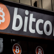 Bitcoin w pobliżu 52 tys. dolarów, mobilizacja na Twitterze i Reddicie