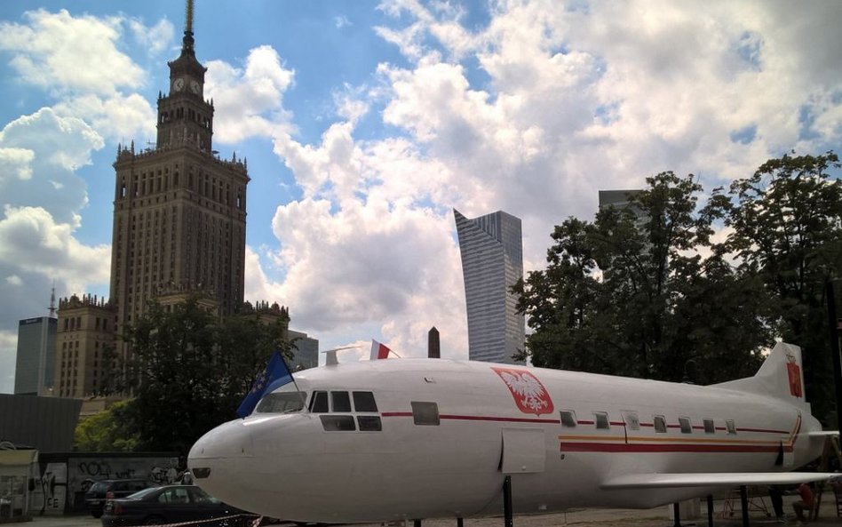 Samolot z polskim godłem stanął w centrum Warszawy