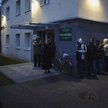 Typowy krajobraz polskich osiedli. Pacjenci o świcie ustawiają się w kolejkę, aby dostać numerek do 