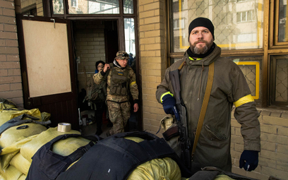 Żołnierze ukraińskiej obrony terytorialnej na ulicach Kijowa.