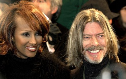 5 lutego 2001, z żoną Iman na premierze filmu Hannibal.