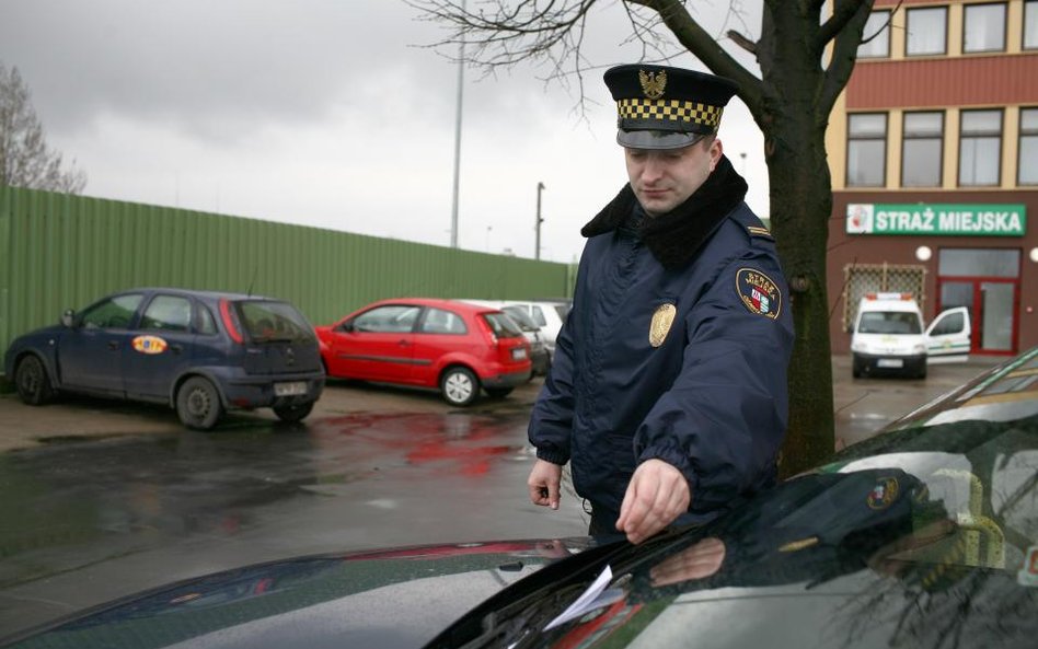 Wezwania do uiszczenia opłaty dodatkowej za brak biletu parkingowego nie można zaskarżyć do sądu