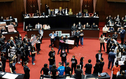 Świńskimi flakami w premiera. Bójka w parlamencie Tajwanu