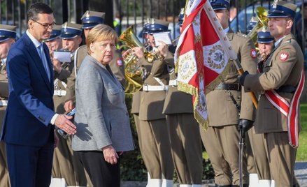 Ekspert mowy ciała: Morawiecki starał się być stanowczy wobec Merkel