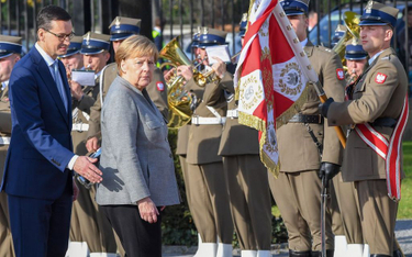 Ekspert mowy ciała: Morawiecki starał się być stanowczy wobec Merkel
