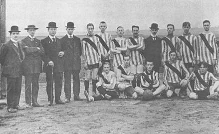 15 stycznia 1911 roku. Borussia przed pierwszym oficjalnym meczem z lokalnym rywalem VfB Dortmund. P