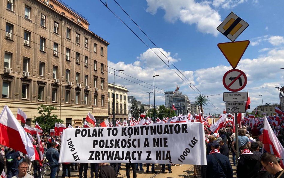 Uczestnicy marszów przynieśli ze sobą transparenty