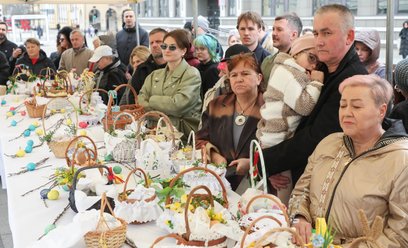 Wielka Sobota. Miejskie święcenie pokarmów wielkanocnych dla mieszkańców na Rynku Kościuszki w Biały