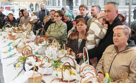 Wielka Sobota. Miejskie święcenie pokarmów wielkanocnych dla mieszkańców na Rynku Kościuszki w Biały