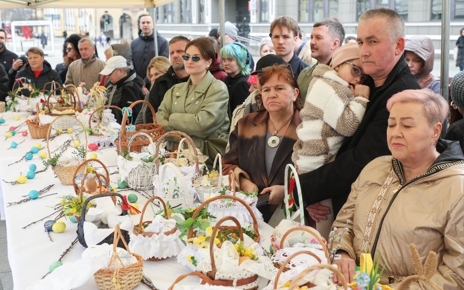 Wielka Sobota. Miejskie święcenie pokarmów wielkanocnych dla mieszkańców na Rynku Kościuszki w Biały