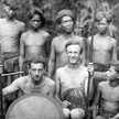 Tadeusz Perkitny (siedzi drugi z lewej) i Leon Mroczkiewicz w Indochinach Francuskich\