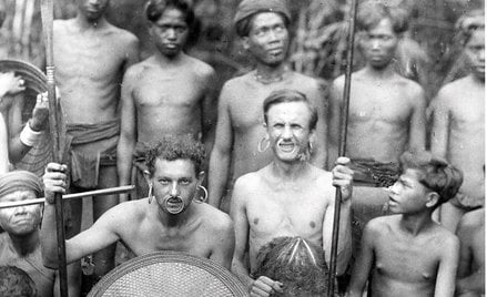 Tadeusz Perkitny (siedzi drugi z lewej) i Leon Mroczkiewicz w Indochinach Francuskich\