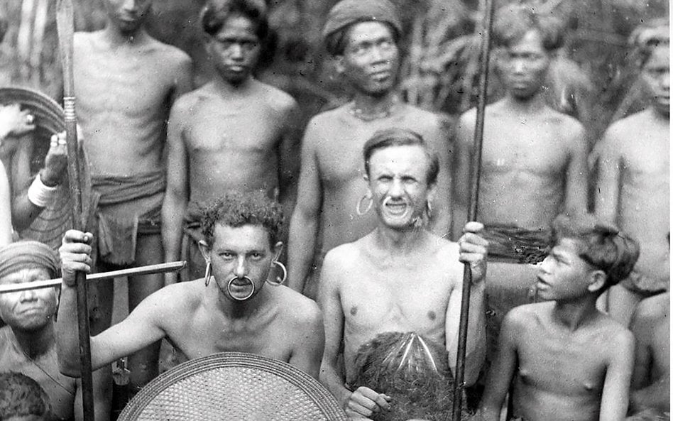 Tadeusz Perkitny (siedzi drugi z lewej) i Leon Mroczkiewicz w Indochinach Francuskich\
