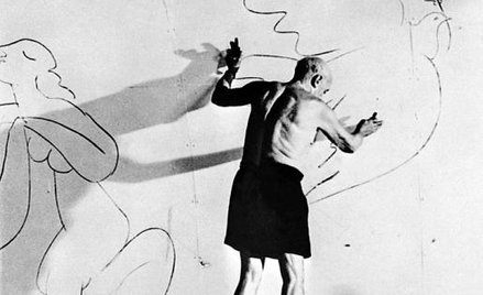Pablo Picasso rysuje gołąbka pokoju, 1955 r. (fot: ADNRE VILLERS)