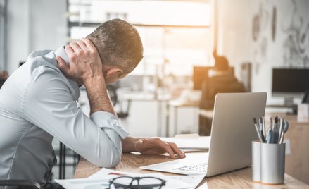Połowa Polaków łączy pracę z opieką nad bliskimi