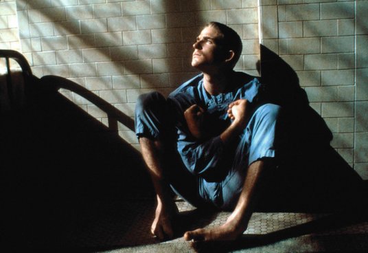 Kadr z filmu „Ptasiek” (1984 r., reż. Alan Parker), ekranizacji powieści Williama Whartona. W tytuło